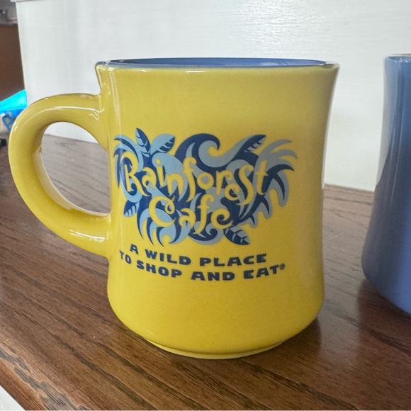 Vintage New (2) 1999 RAINFOREST CAFE Blue and Yellow Ceramic Mugs - Picture 2 of 7
